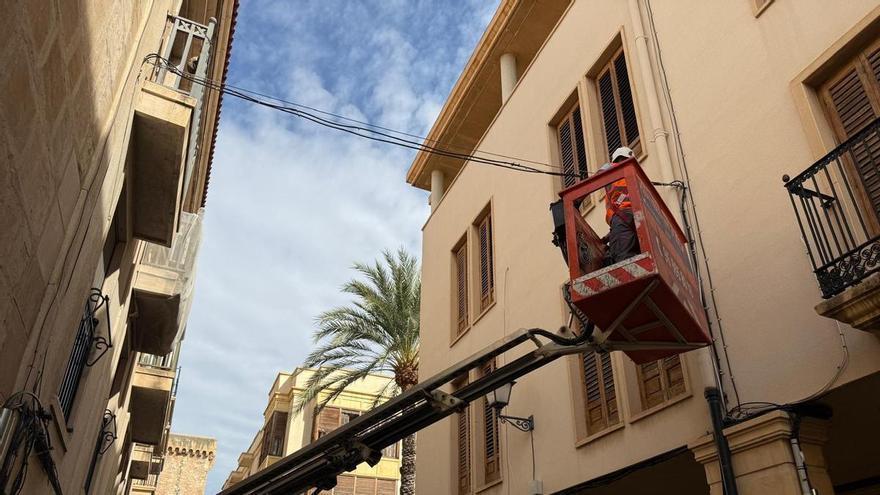 Elche prepara una nueva guía para poner orden a la retirada de cableado