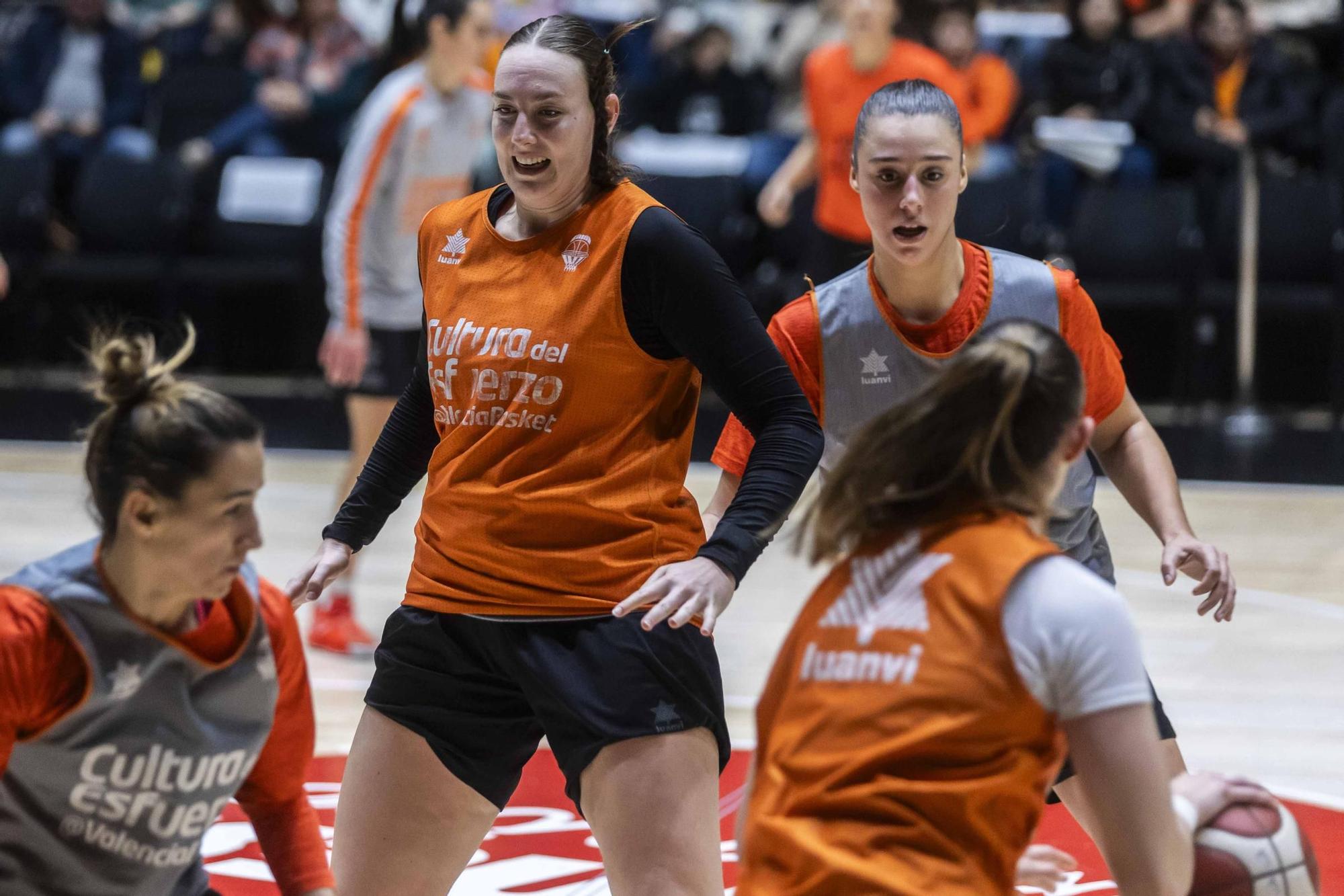 Entrenamiento abierto con la afición de Valencia Basket