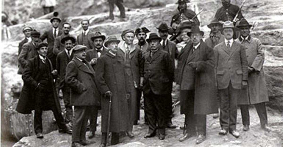 Enginyers anglesos visiten les obres de la presa de Camarasa, a Lleida, el 1919. Enginyers anglesos visiten les obres de la presa de Camarasa, a Lleida, el 1919.