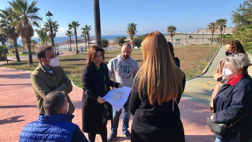 La alcaldesa de Torremolinos, Margarita del Cid, con el plano del futuro equipamiento deportivo que se prevé construir en el Pinillo