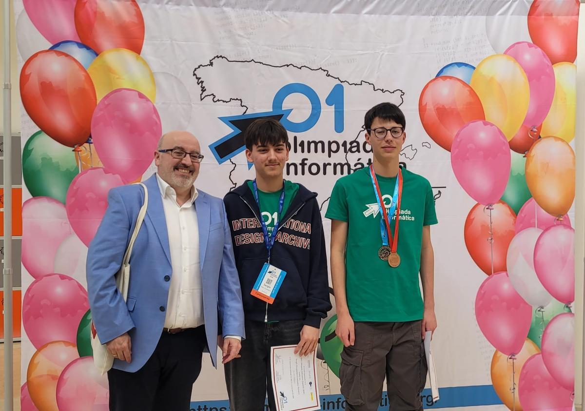 Jaime Martínez, a la derecha, junto a Sergio Fernández-Combarro y José García Fanjul, en la Olimpiada informática española que se celebró en Valladolid.