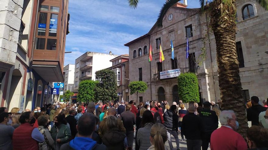 Llanes protesta contra la incertidumbre de que &quot;se nos puedan cerrar los alojamientos en verano&quot;