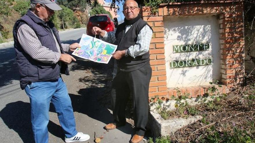 José María Lobera (izquierda) y Miguel Montes, con el PGOU en la zona de Monte Dorado.