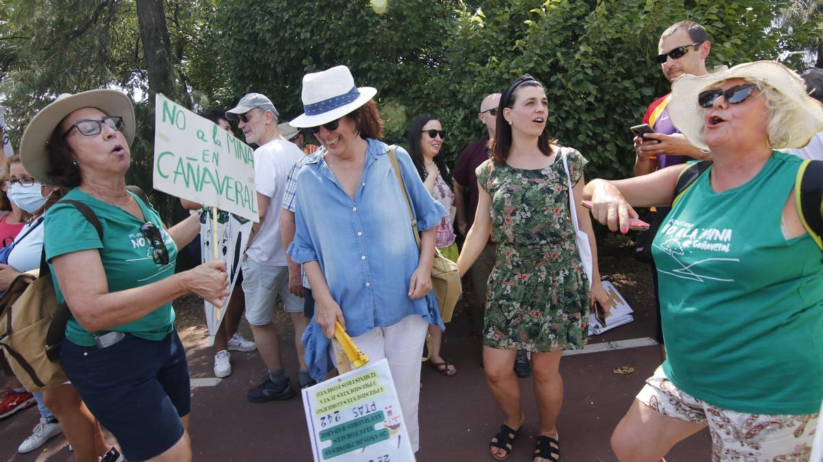 Varias manifestantes, a las afueras de la estación de tren