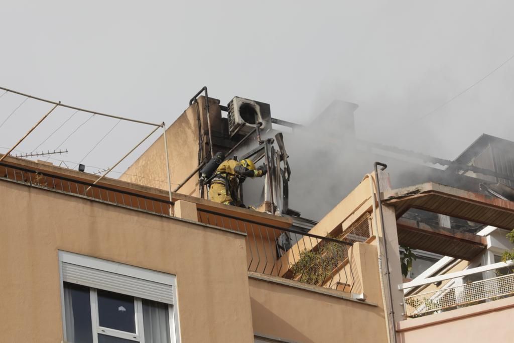 Varios intoxicados en el incendio de un ático en Avenidas