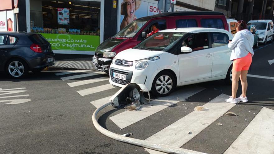 Una farola cae sobre un coche en Telde