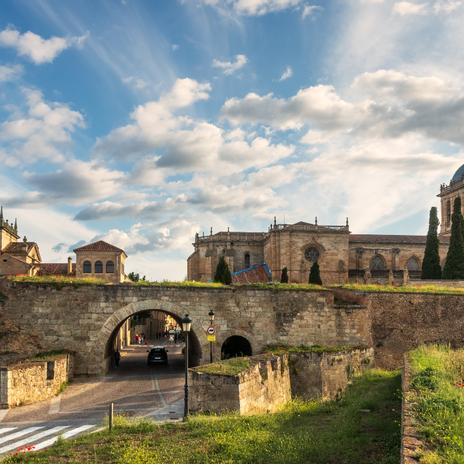 Un pueblo medieval con catedral gótica, muralla de la Edad Media y un Parador en un castillo