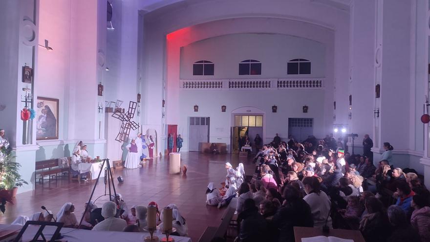 Lleno en la iglesia del Gurugú de Badajoz para ver su belén viviente