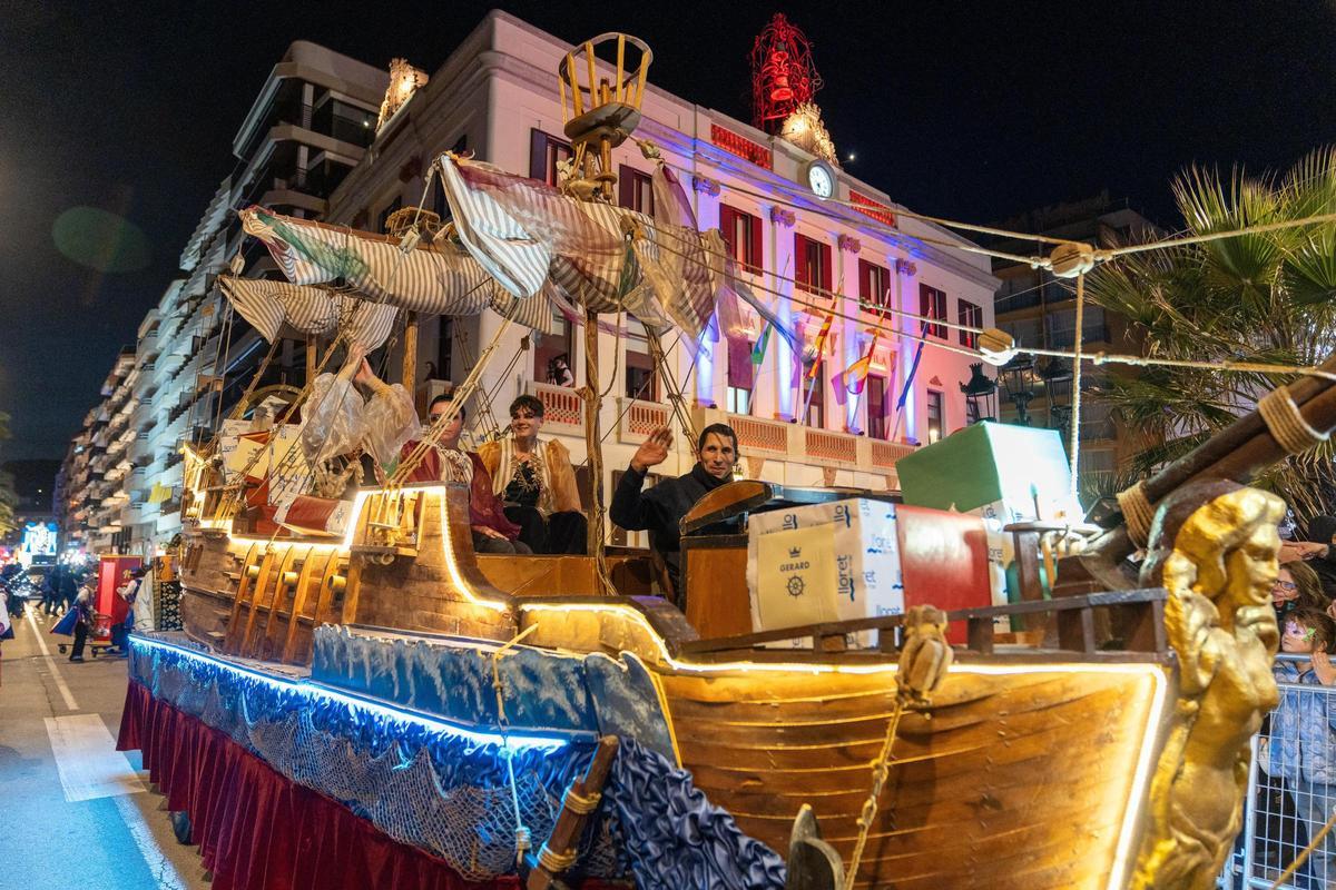 Una de las carrozas de la cabalgata de los Reyes Magos en Lloret de Mar