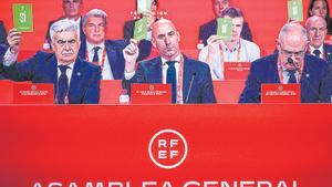 Pedro Rocha, actual presidente de la gestora de la RFEF; Luis Rubiales, expresidente de la RFEF; y Andreu Camps, quien fuera su mano derecha.