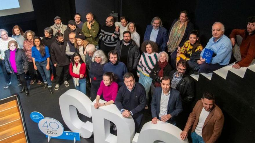 Asistentes a la presentación, ayer, en el Salón Teatro de Santiago.