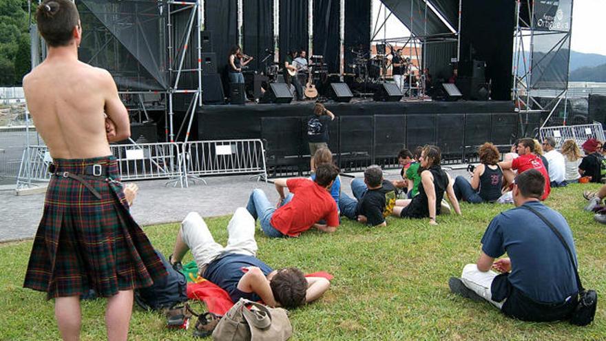 Un grupo de jóvenes en una actuación del Festival de Ortigueira // Gabriel Tizon