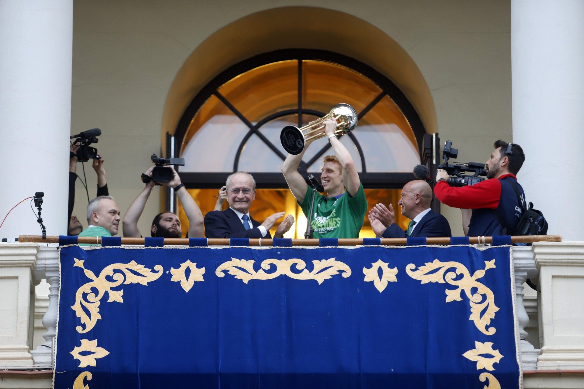 La fiesta del Unicaja, campeón de la Copa del Rey, por las calles de Málaga