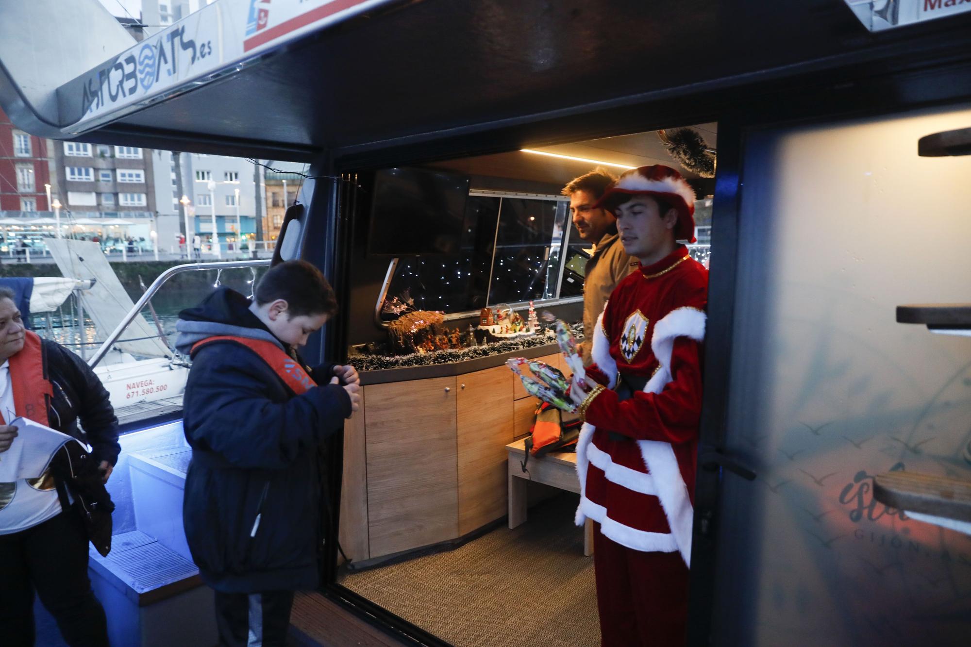 En imágenes: El barco navideño de Gijón ya surca el Cantábrico