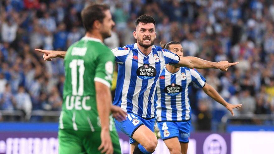 Pablo Vázquez celebra el gol de la primera vuelta ante el Cornellà. |  // CARLOS PARDELLAS