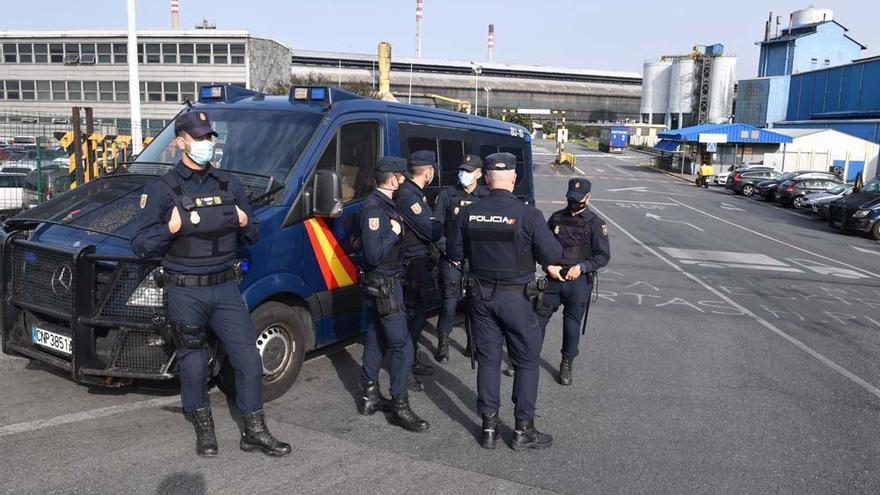 Policías en la planta coruñesa de Alu Ibérica durante un operativo con registros en la plantas de la antigua Alcoa en A Coruña y Avilés.