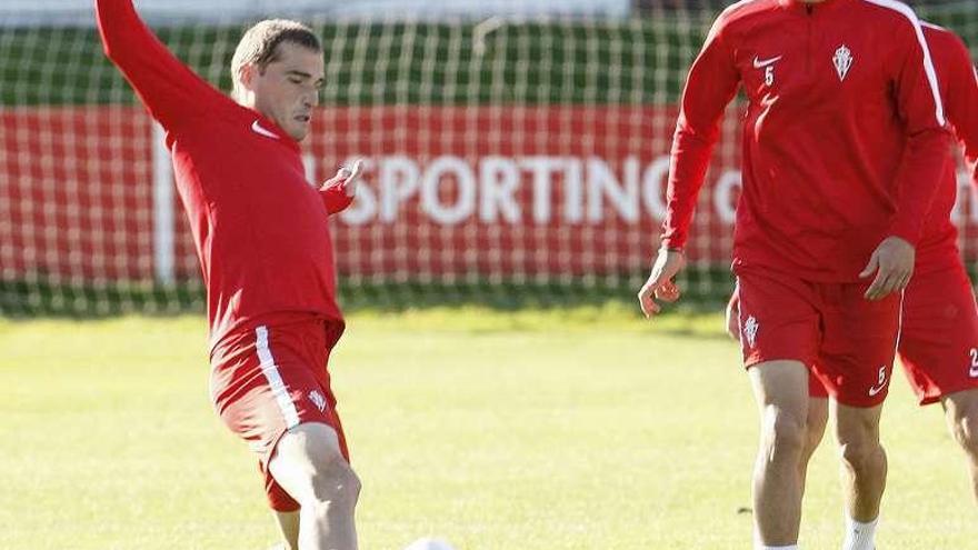 Bergantiños se estira para alcanzar el balón en presencia de Barba.