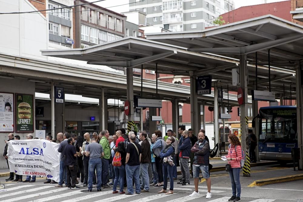 Manifestantes cortan la salida de autobuses de la estación de Gijón por el despido de cinco trabajadores.