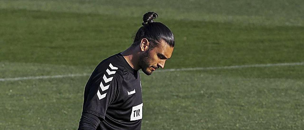 Paulo Gazzaniga durante un entrenamiento en el campo Díez Iborra de la Ciudad Deportiva Juan Ángel Romero. | ANTONIO AMORÓS