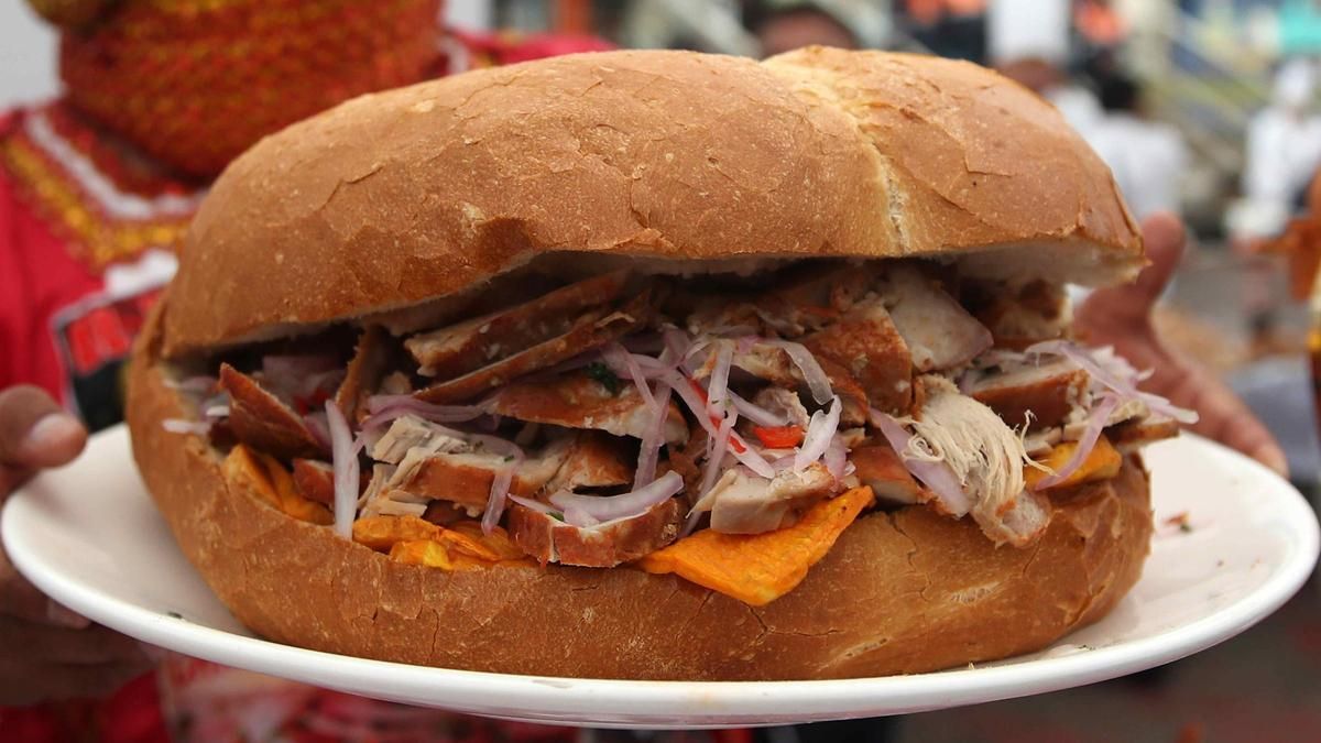 Perú convierte el pan con chicharrón en una cuestión de Estado