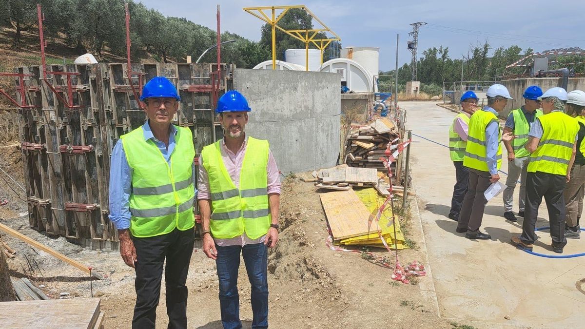 El delegado territorial de Agricultura, Pesca, Agua y Desarrollo Rural en Málaga, Fernando Fernández Tapia-Ruano, visita la EDAR de Villanueva del Rosario.