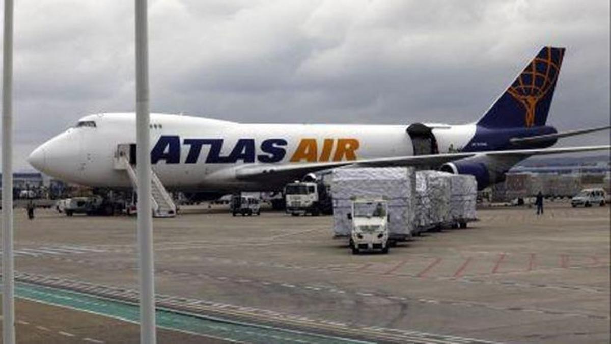 Un avión carguero en el aeropuerto de Zaragoza.