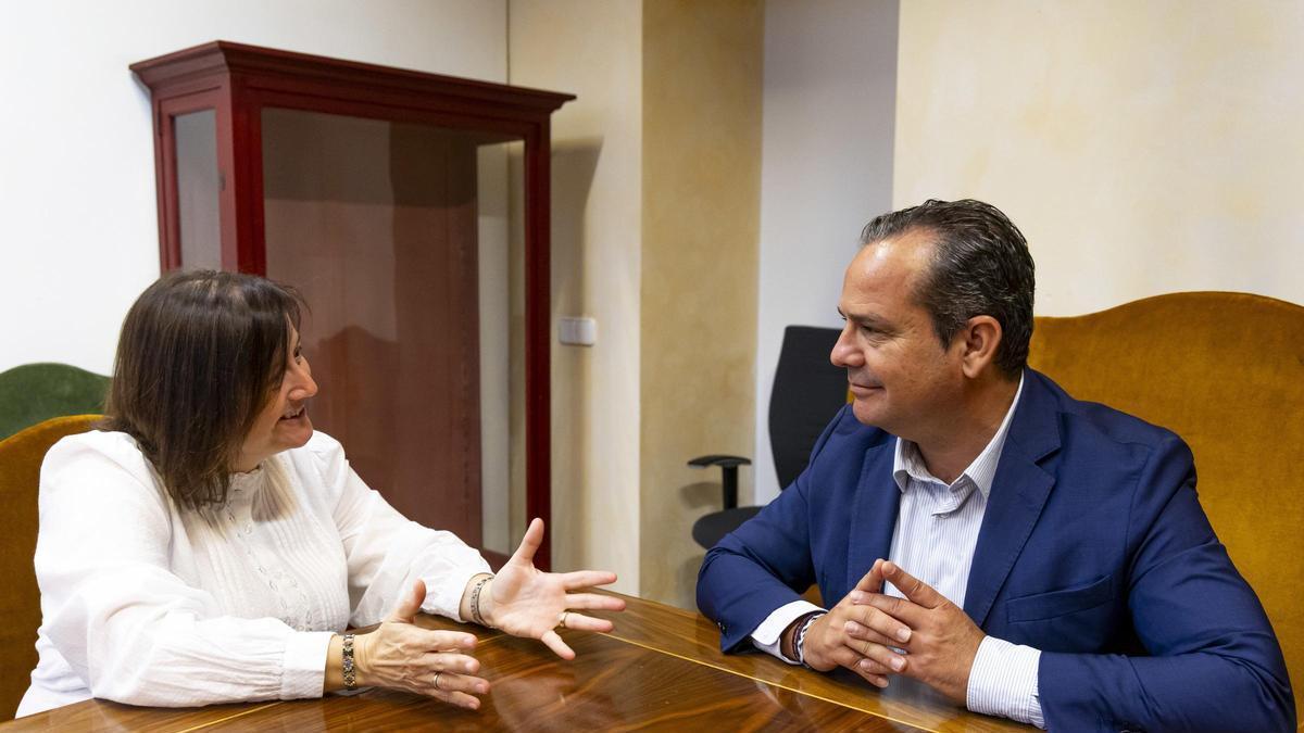 Archivo - Fuster con la directora insular Ana Ferriol.