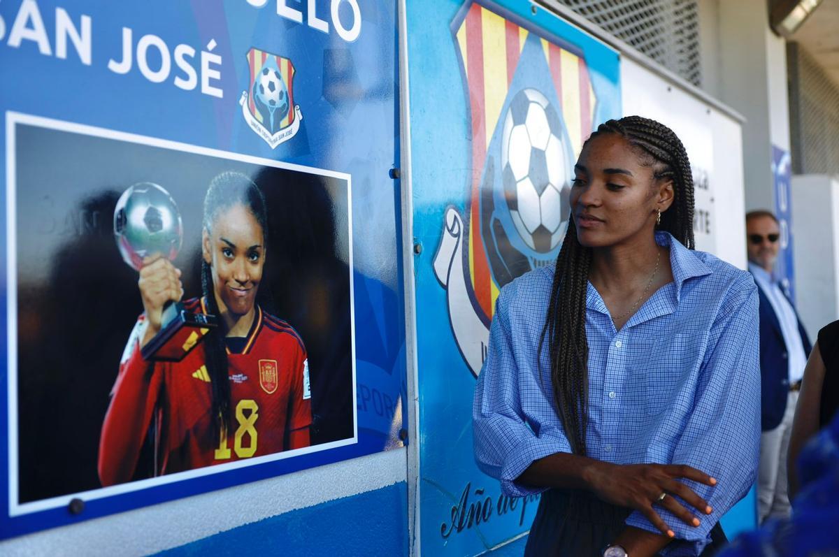 En imágenes | Salma Paralluelo ya da nombre al campo de fútbol de San José En imágenes | Salma Paralluelo ya da nombre al campo de fútbol de San José