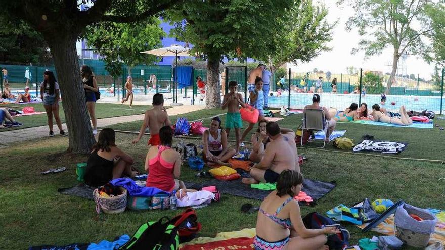 Bañistas aglomerados en la piscina del Tránsito durante el pasado verano.