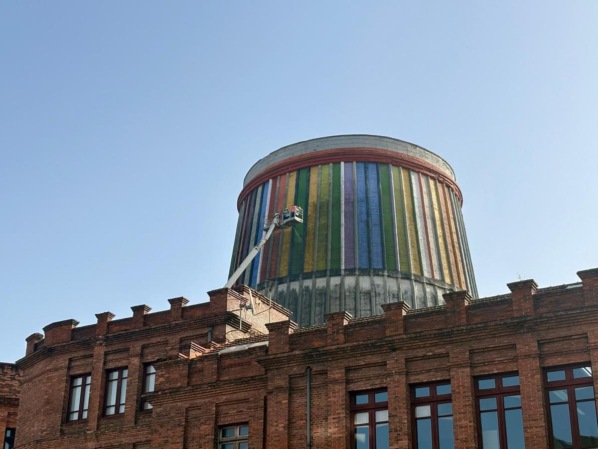 Trabajos de rehabilitación de la torre refrigerante de Duro en La Felguera, sede del Musi