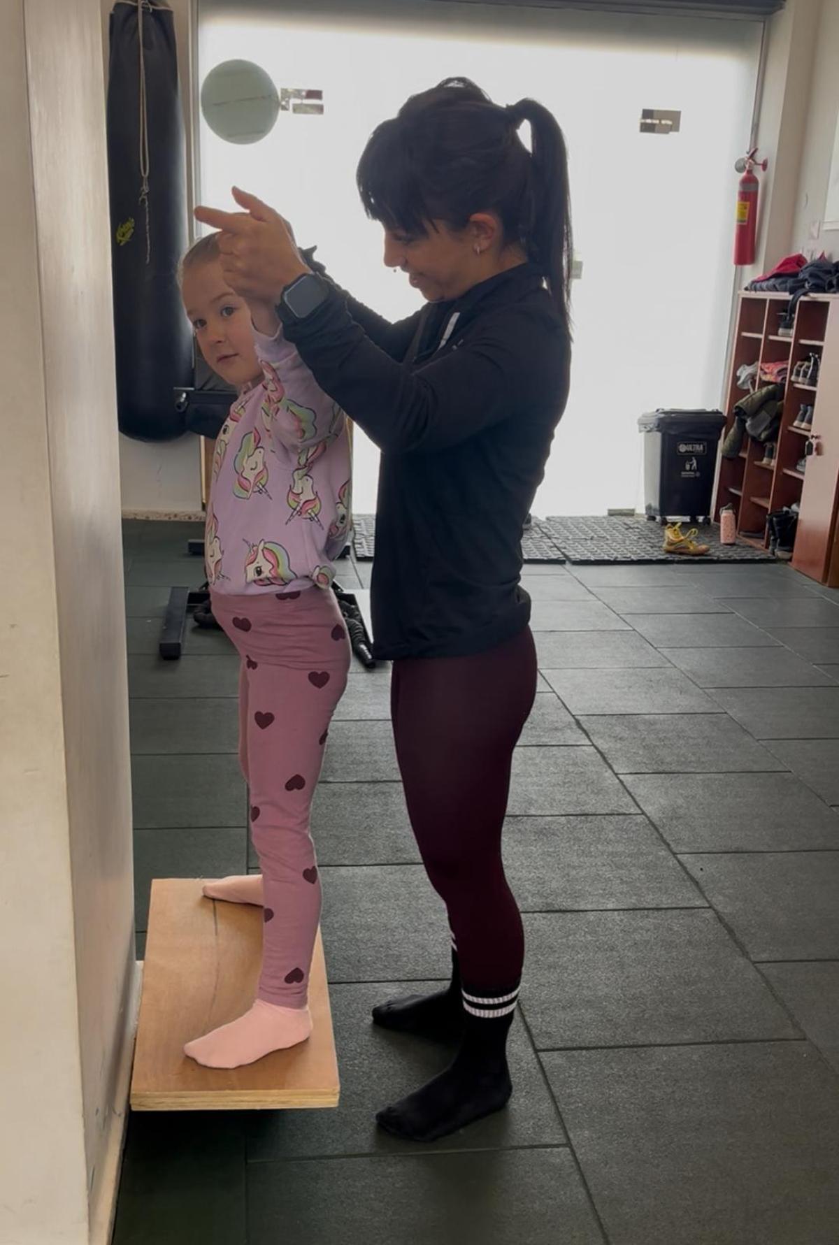 Carla Pla, con una de las menores del campamento.