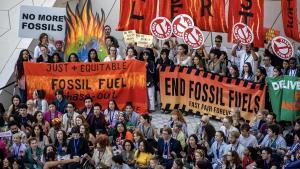 Jóvenes activistas protestan en la cumbre del clima de Dubái.