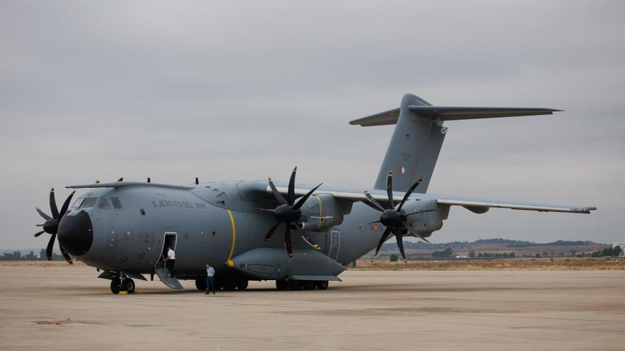 Un Airbus A400M durante la presentación del logo que se ha diseñado con motivo del X aniversario de la proclamación del Rey, en la base aérea de Torrejón de Ardoz, a 25 de septiembre de 2024, en Torrejón de Ardoz, Madrid (España)