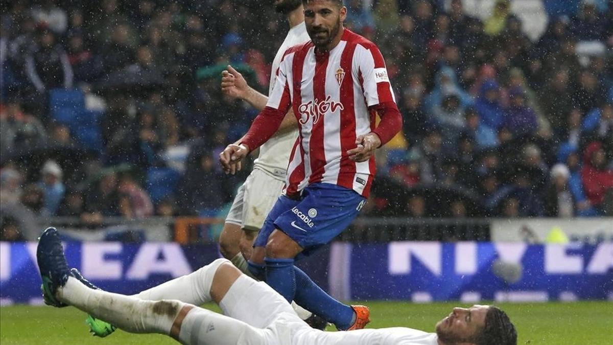 Ramos disputa un balón en el encuentro del pasado sábado ante el Sporting