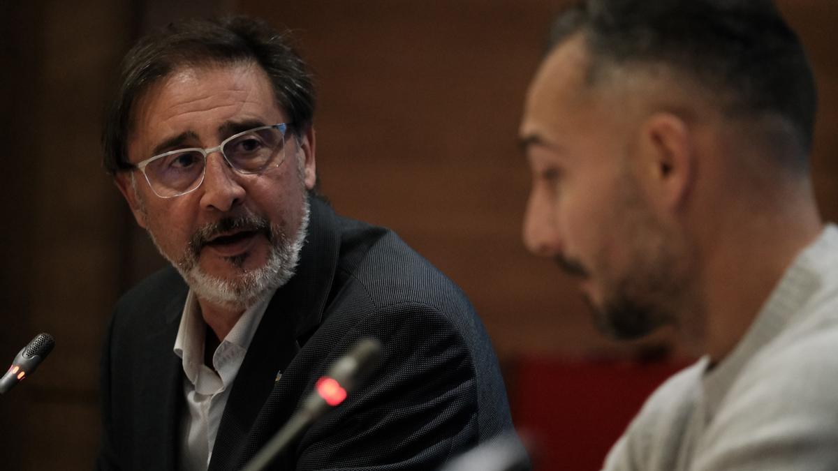 Loren Juarros, director deportivo del Málaga CF, junto a David Ferreiro.