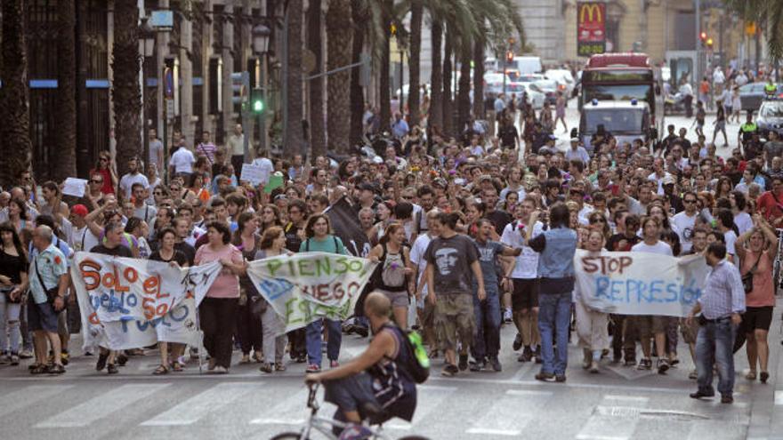 Varios cientos de &quot;indignados&quot;, han iniciado una manifestación desde la Plaza del Ayuntamiento de Valencia, en solidaridad con los desalojos producidos en la Puerta del Sol de Madrid.