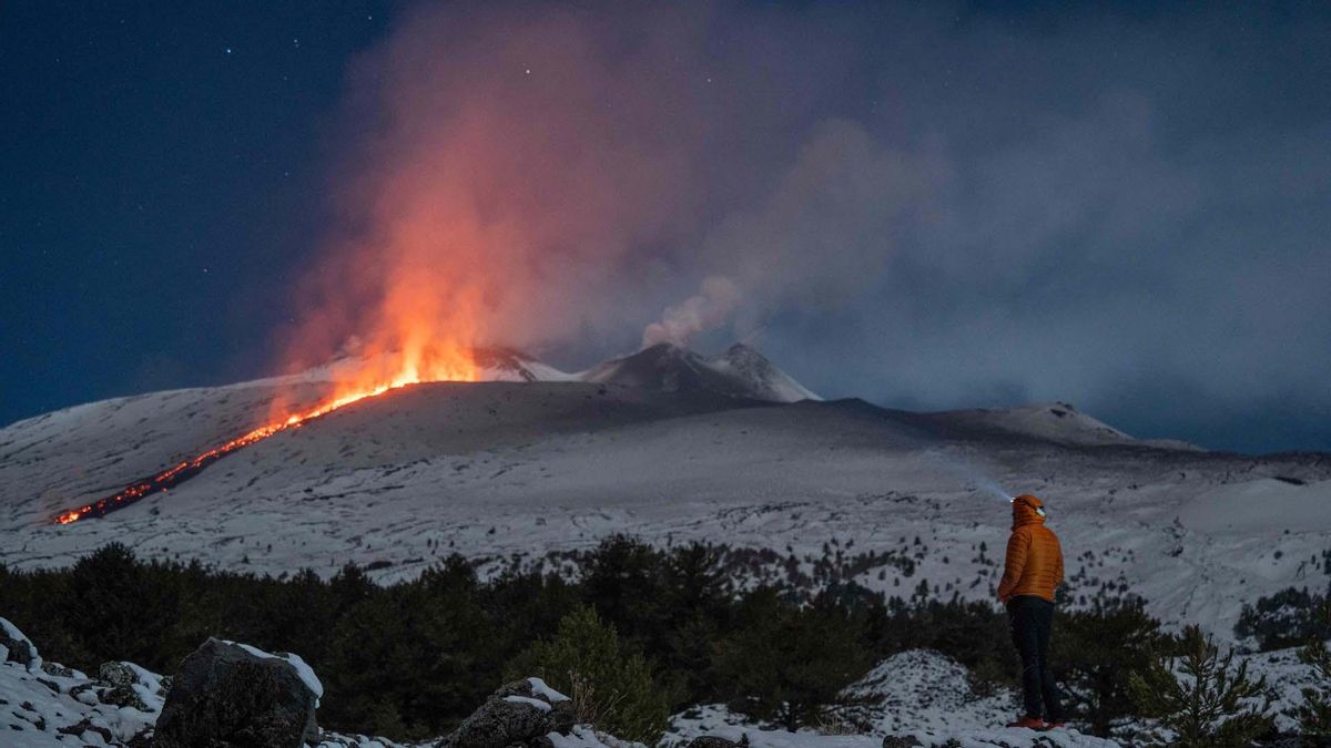 La lava fluye sobre la nieve en el volcán Etna