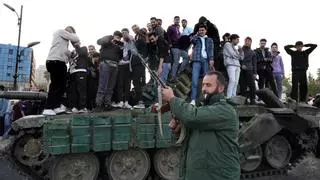 Israel bombardea instalaciones con "armas estratégicas" en Siria e invade la zona de seguridad de la frontera