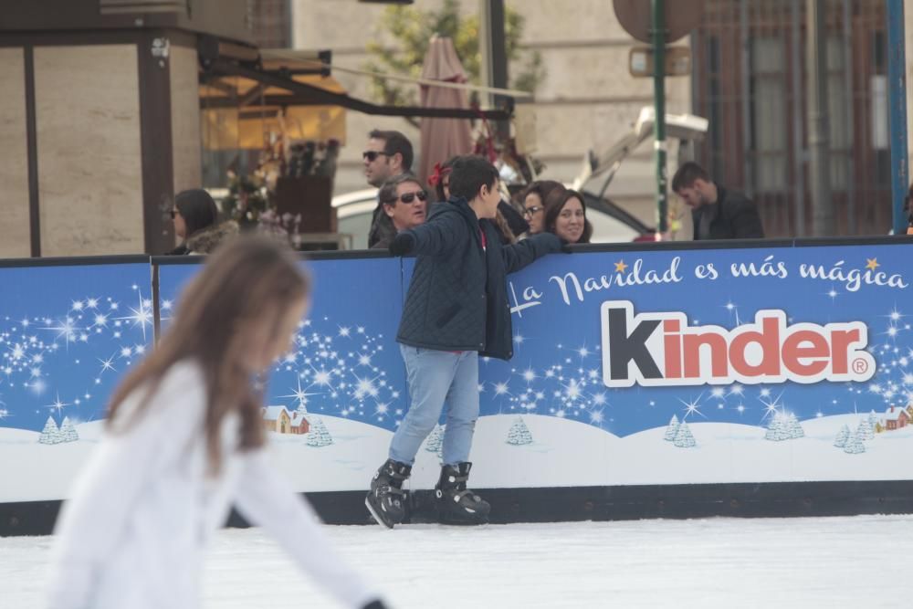 Pista de hielo y tiovivo en la Plaza del Ayuntamiento