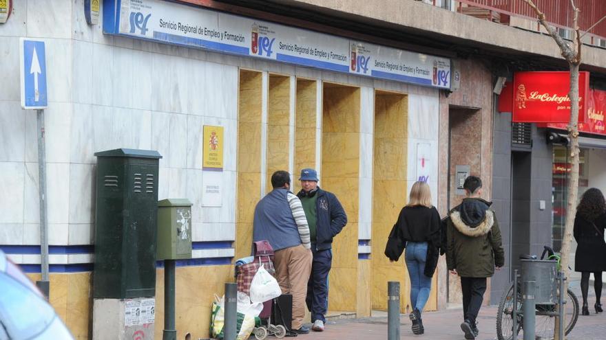 Gente en la puerta del SEF de Ronda Norte