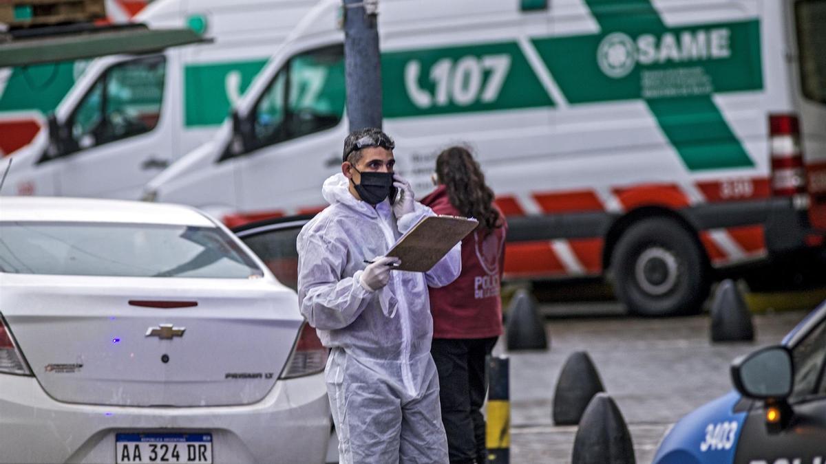 Un trabajador con mascarilla y equipo de protección en Buenos Aires.