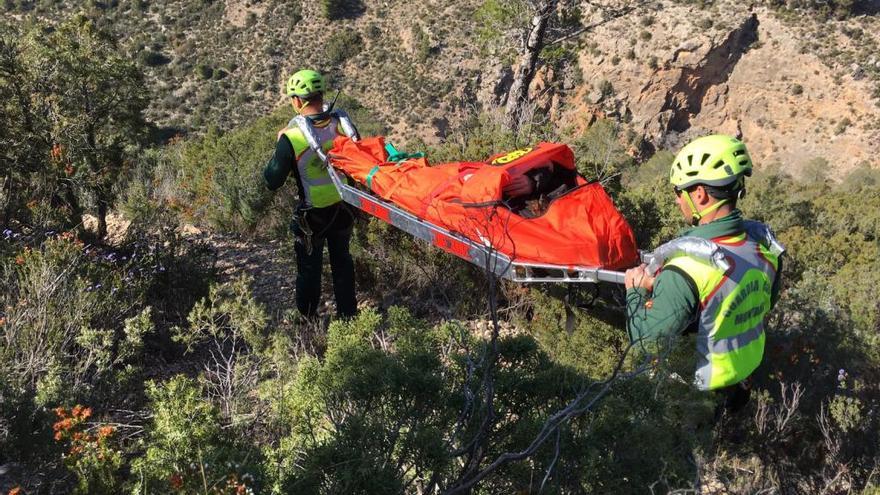 Agentes de la Guardia Civil con el senderista rescatado.