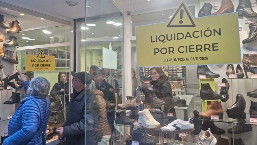 Público aprovechando la liquidación en un comercio del casco histórico. |  FdV