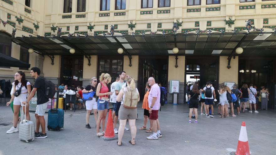 Colas en la Estación del Norte de València por el abono gratuito de Cercanías