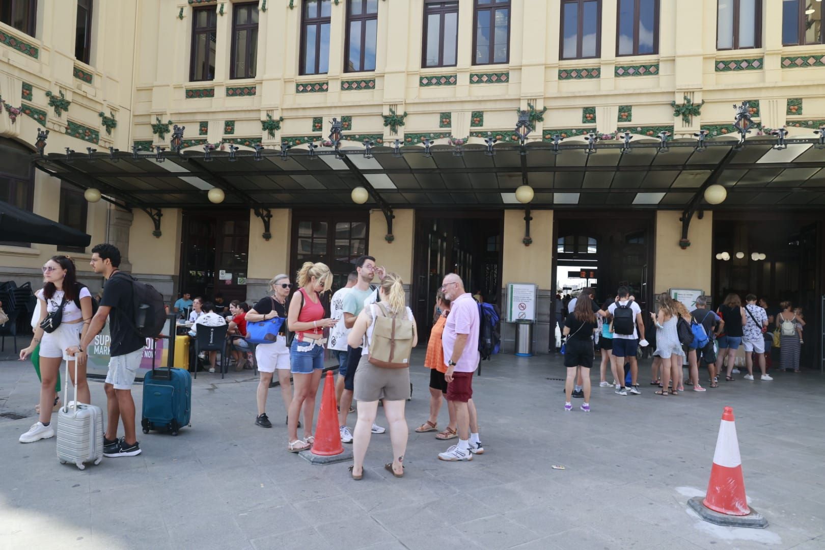 Colas en la Estación del Norte de València por el abono gratuito de Cercanías