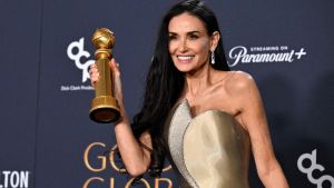 La actriz estadounidense Demi Moore posa con el premio a la mejor actuación femenina en una Película - Musical o Comedia por The Substance durante la 82a edición anual de los Globo de Oro