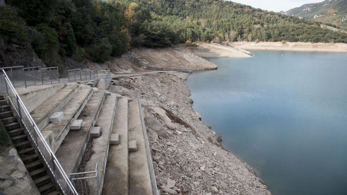 El baix nivell d’aigua deixa bona part dels marges al descobert | DAVID BRICOLLÉ