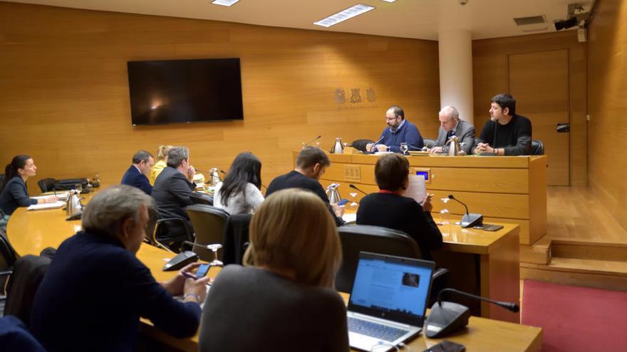 Nueva bronca en la comisión de presupuestos de las Cortes suspendida la semana pasada