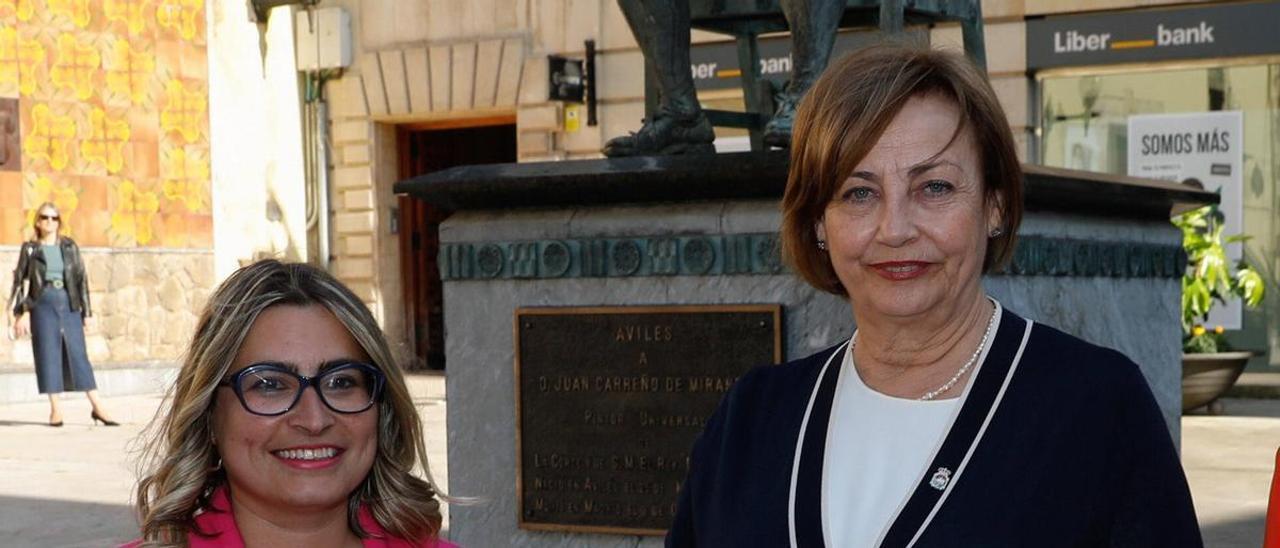 Sara Retuerto, candidata de IU, y Mariví Monteserín, candidata del PSOE