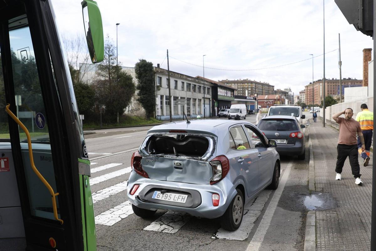 EN IMÁGENES: Impactante accidente entre un coche y un autobús en la entrada de Avilés